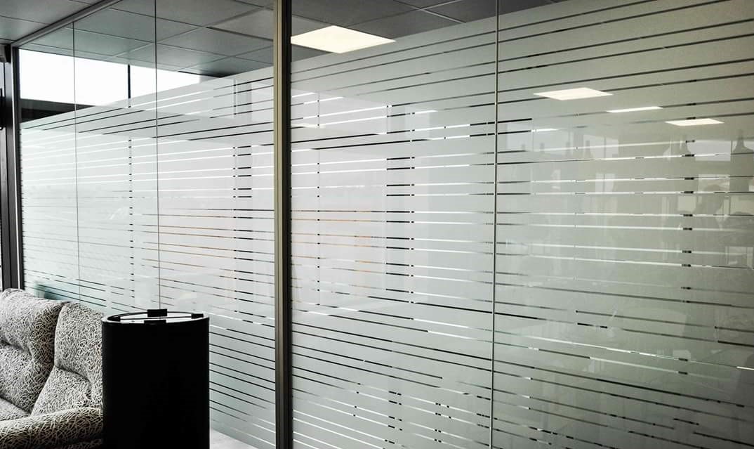 adesivi decorativi per privacy  vetri vetrate separatori uffici